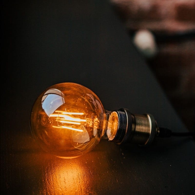 świecąca Żarówka LED E27 4W Filament G95 2000K dymiona