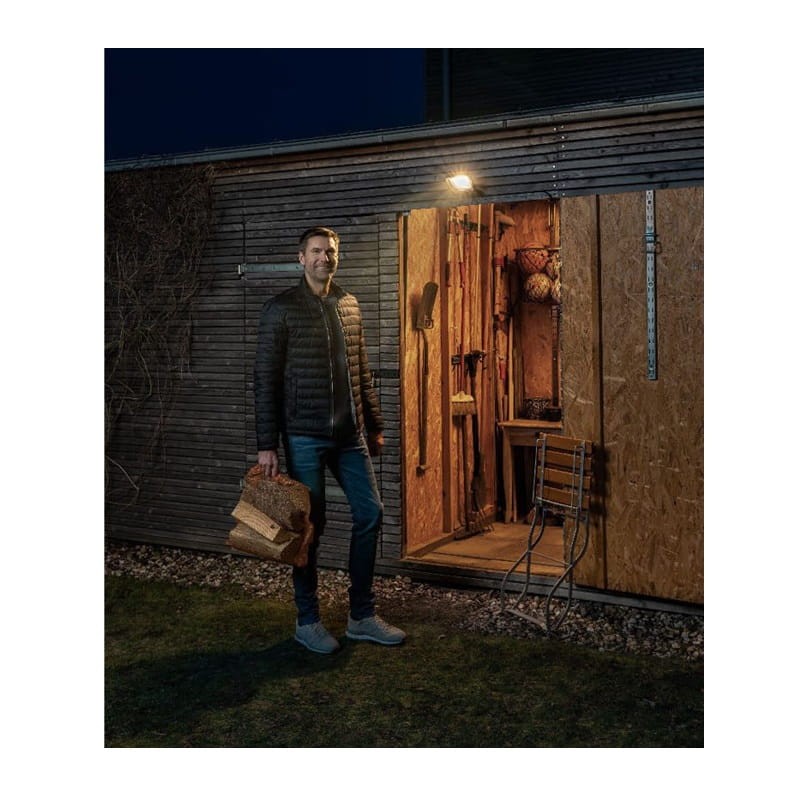 naświetlacz 4000K 10W szary na zewnątrz