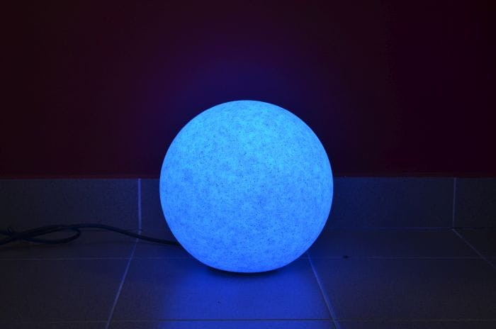 Kula ogrodowa ozdobna na żarówkę E27  niebieska RGB